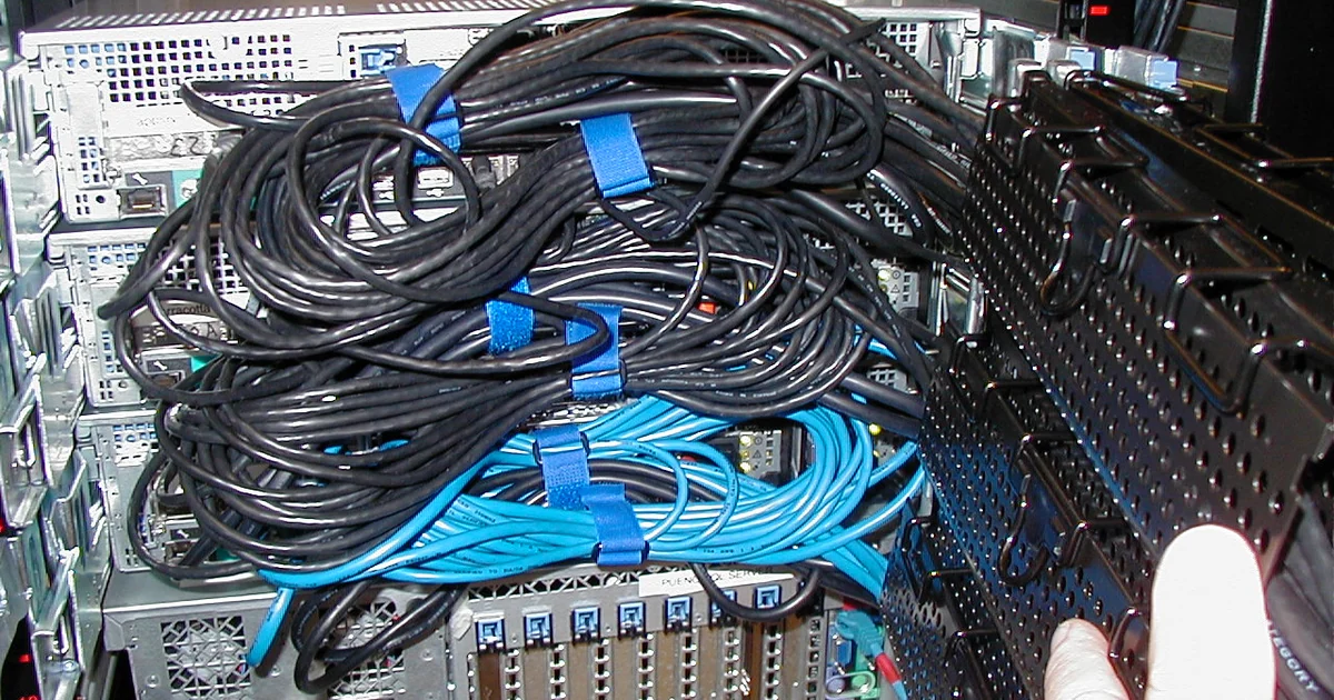 Eample of bad wiring on a Dell server rack, back